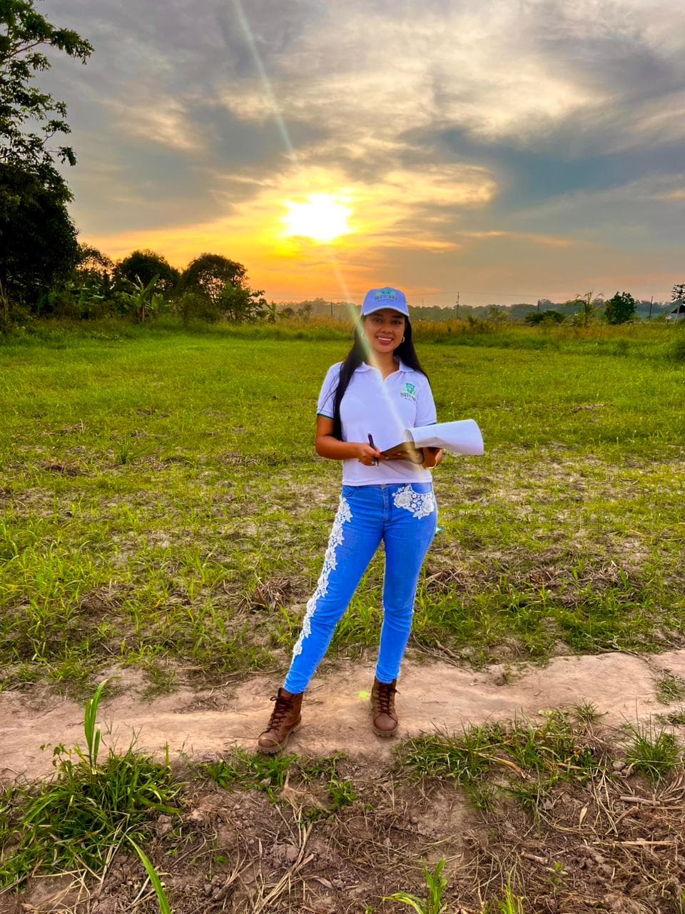 Paula González documentando en territorio Nukak Baká al atardecer