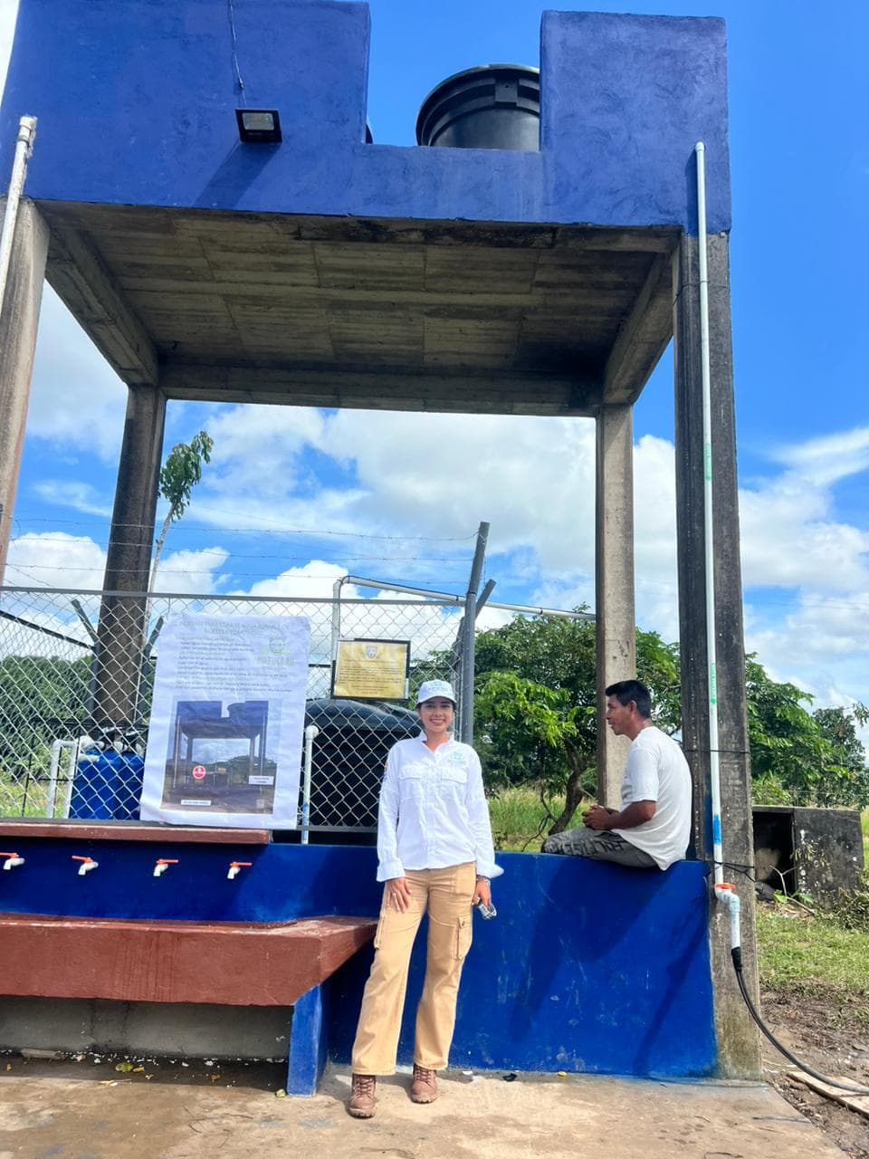 Paula González junto al sistema de agua potable en Barrancón
